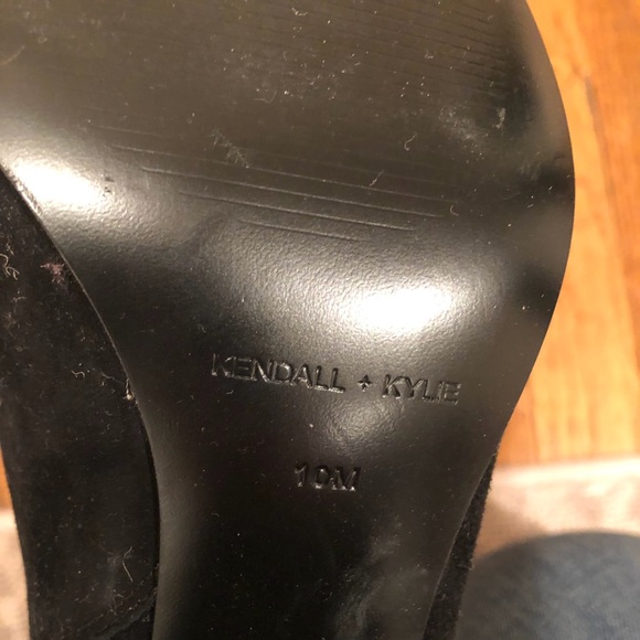 KENDALL AND KYLIE BLK SDE STUD HEEL BOOTIES SZ 10 - Picture 6 of 8